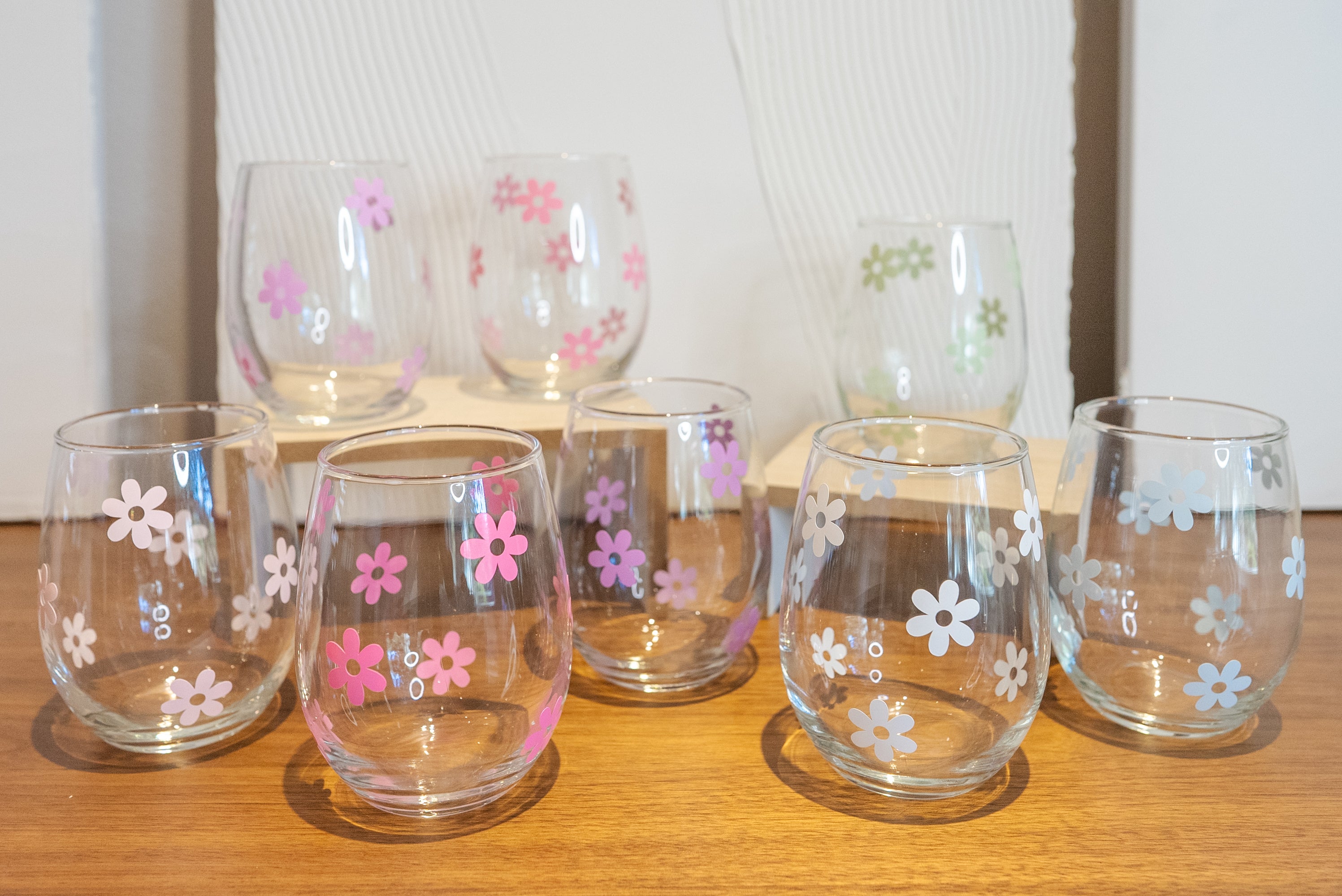 http://bodhilifedesign.com/cdn/shop/files/DaisyWineGlass02447.jpg?v=1686349938