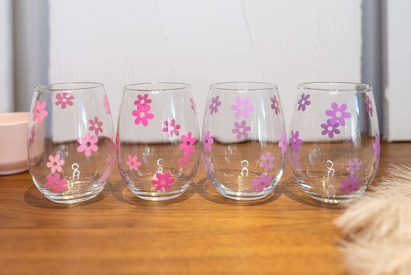 Stemless Painted Daisy Wine Glass