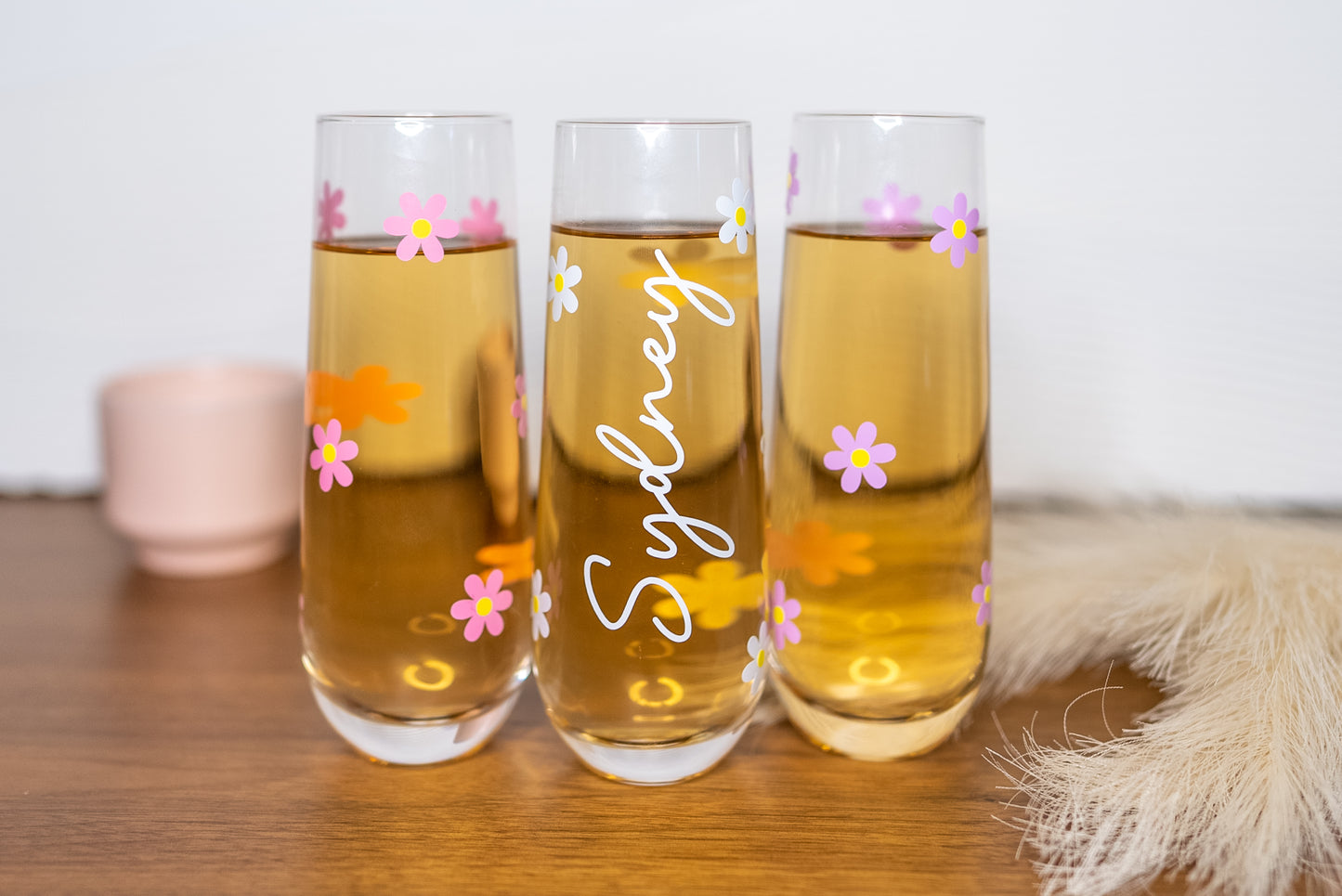 Personalized Daisy Champagne Flute with Name, Spring Daisy