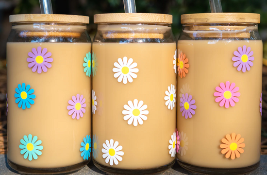 Daisy themed products, items for daisy lovers, iced coffee glass cup with daisies