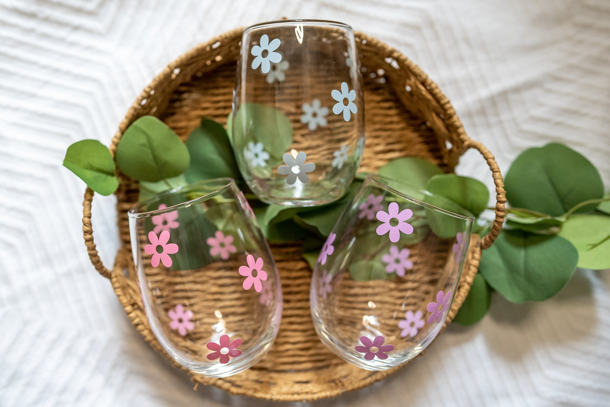 Daisy Painted Stemless Wine Glass